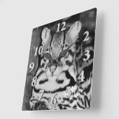 Ocelot in der Ruhe Quadratische Wanduhr (Winkel)