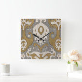 Ochre Ikat II Quadratische Wanduhr (Zuhause)
