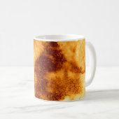 Ocker-Tie-Dye-Illustration. Abstrakte Textur. Schm Kaffeetasse (VorderseiteRechts)