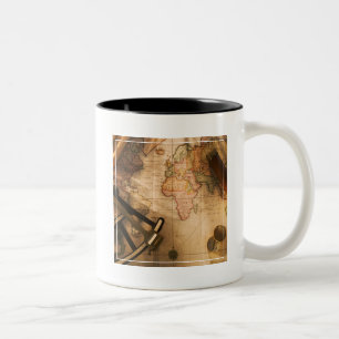 Octant, Kompass und Teleskop auf Seekarte Zweifarbige Tasse