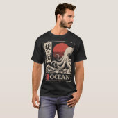 Octopus Deep Ocean Japanische Art der roten Sonne T-Shirt (Vorne ganz)
