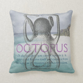 Octopus Zitat Throw Kissen am Strand