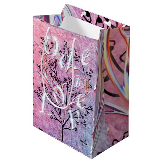 Ode an Liebe Geschenktasche von Poet Adiela Akoo Mittlere Geschenktüte (Vorderseite Schrägansicht)