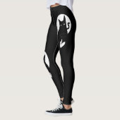 Ode zur Liebe Cat Leggings von Adiela Akoo (Links)