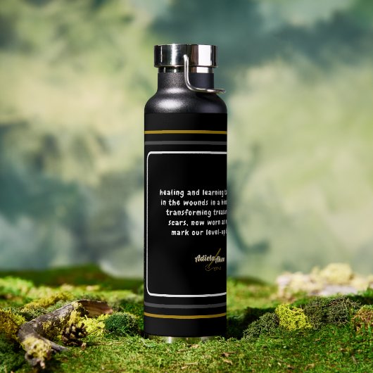 Ode zur Liebe Katze Wasser Flasche von Adiela Akoo (Außenbereich (gedreht))