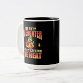 Off-Duty Firefighter-Chili mit Stolz nach Wärme su Zweifarbige Tasse (Vorderseite Links)