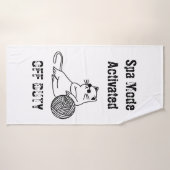 Off Duty Lazy Cat. Funny Spa Mode Activated Badehandtuch (Badehandtuch)