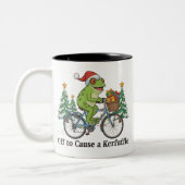 Off To Cause A Kerfuffle Frog Christmas Funny Meme Zweifarbige Tasse (Links)