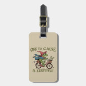 Off to Cause a Kerfuffle Frog Sarcastic Funny Meme Gepäckanhänger (Vorderseite vertikal)