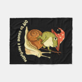 Off To Cause A Kerfuffle Funny Cowboy Frog Meme Fleecedecke (Vorderseite (Horizontal))