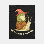 Off To Cause A Kerfuffle Funny Cowboy Frog Meme Fleecedecke (Vorderseite)