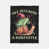 Off To Cause A Kerfuffle Whimsical Wizard Frog Mem Fleecedecke (Vorderseite)