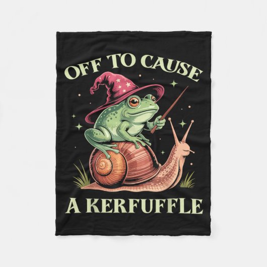 Off To Cause A Kerfuffle Whimsical Wizard Frog Mem Fleecedecke (Vorderseite)