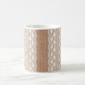 Off-White Lace auf Brown Burlap Texture Kaffeetasse (Mittel)