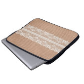 Off-White Lace auf Brown Burlap Texture Laptopschutzhülle (Vorne Knopf)