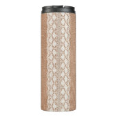 Off-White Lace auf Brown Burlap Texture Thermosbecher (Rückseite)