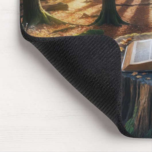 Offene Bibel auf Baumstumpf im Herbst Mousepad (Ecke)