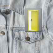 Offene gelbe Tür mit kluger Verriegelung Button (Insitu)