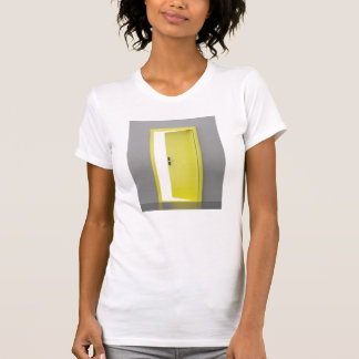 Offene gelbe Tür mit kluger Verriegelung T-Shirt