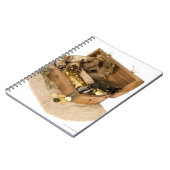 Offene Nachbildung der Schatztruhe auf Sand Notizblock (Linke Seite)