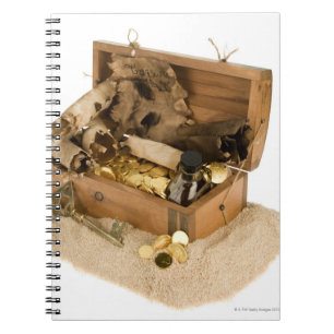 Offene Nachbildung der Schatztruhe auf Sand Notizblock