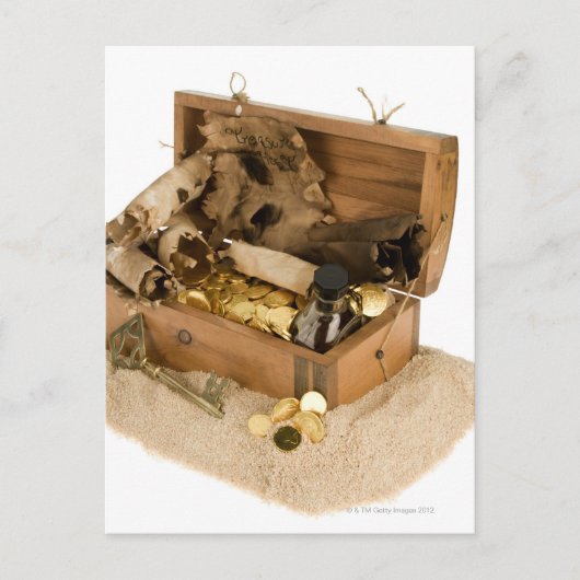 Offene Nachbildung der Schatztruhe auf Sand Postkarte (Vorderseite)