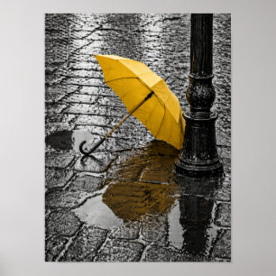 Offener gelber Regenschirm auf regnerischer Kopfst Poster