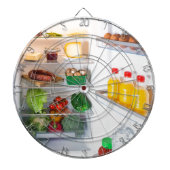 Offener Kühlschrank mit Essen Dartscheibe (vorne)