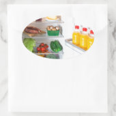 Offener Kühlschrank mit Essen Ovaler Aufkleber (Tasche)