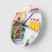 Offener Kühlschrank mit Essen Runde Wanduhr (Winkel)