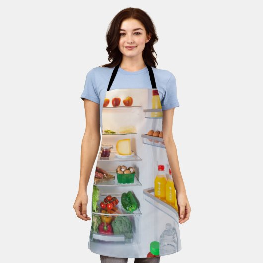 Offener Kühlschrank mit Essen Schürze (Getragen)