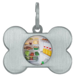 Offener Kühlschrank mit Essen Tiermarke