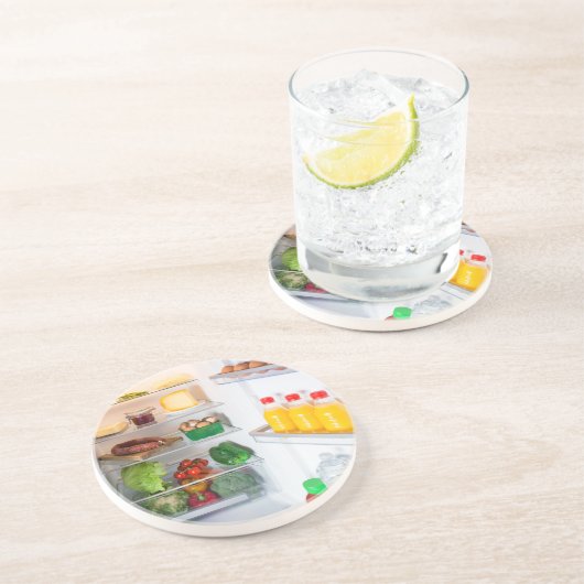 Offener Kühlschrank mit Essen Untersetzer (Seite)