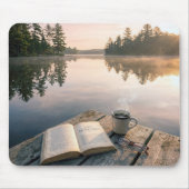 Offenes Buch mit Kaffee auf einem Seeboden Mousepad (Vorne)
