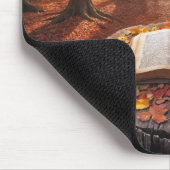 Offenes Buch über den Baumstumpf im Herbst Mousepad (Ecke)