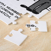 Office Accountant Gefragt, um bei einem Darts Matc Puzzle (Seite)