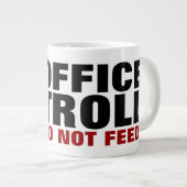 Office Troll Füttre nicht! Internet Troll Cartoon Jumbo-Tasse (Vorderseite Rechts)