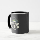 Offishally remüde Est. 2025 Ruhestand Fisher Vater Tasse (Vorderseite Links)