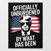 Offiziell unbelastet durch das, was Trump war Fensteraufkleber (Blatt)