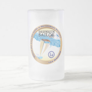 Offizieller betrunkener Seemann, der Stein trinkt Mattglas Bierglas