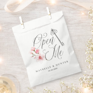 Öffnen Sie Me Elegante Script Vintag Key & Florals Geschenktütchen