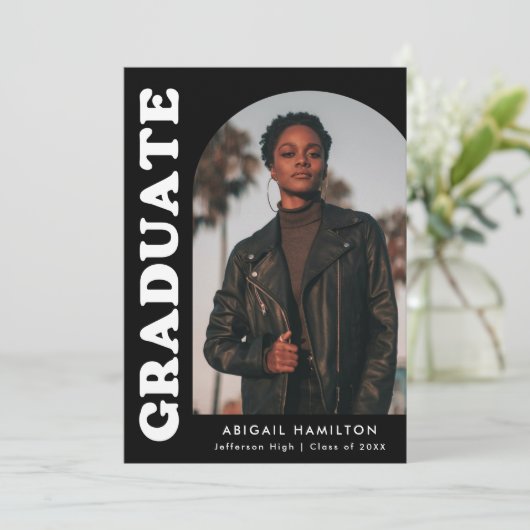 Offset Arch Black Foto Graduation Party Einladung (Stehend Vorderseite)