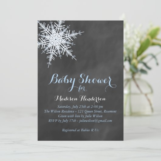 Offset Blue Chalk Snowflake Baby Dusche einladen Einladung (Stehend Vorderseite)