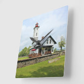 Ogdensburg Harbour Lighthouse, New York Wall Clock Quadratische Wanduhr (Winkel)