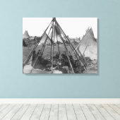 Oglala Frauen und Kinder in Tipi Leinwanddruck (Insitu (Holzboden))
