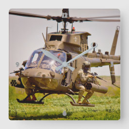 OH-58D KIOWA QUADRATISCHE WANDUHR