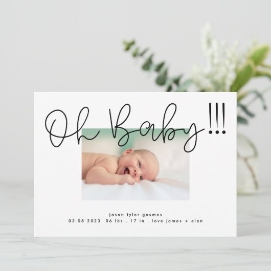 Oh Baby black auf weißer moderner Funky Fun Baby Ankündigung (Stehend Vorderseite)