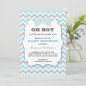 OH BOY Bowtie Babydusche / blau-grau Zickzack Einladung (Stehend Vorderseite)
