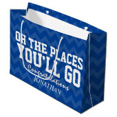 Oh die Plätze gehen Sie Marine-Blau-Absolvent Große Geschenktüte (Vorderseite Schrägansicht)