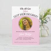 Oh eM Gee, sie got ihren Abschluss lustigen Abschl Einladung (Stehend Vorderseite)